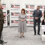 27.10.2021. Kielce. Rozstrzygnięcie konkursu Klubu Odkrywców Miejsc Pamięci Na zdjęciu (od lewej): Dionizy Krawczyński - prezes Stowarzyszenia Rekonstrukcji Historycznych „Jodła”, Małgorzata Gusta - członek zarządu powiatu włoszczowskiego, Tomasz Jamka - członek zarządu Województwa Świętokrzyskiego, Emilia Borowska - nagroda specjalna / Wiktor Taszłow / Radio Kielce