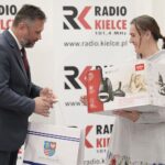 27.10.2021. Kielce. Rozstrzygnięcie konkursu Klubu Odkrywców Miejsc Pamięci. Na zdjęciu (od lewej): Tomasz Jamka - członek zarządu Województwa Świętokrzyskiego, Renata Dudzik-Gruszka - nagroda specjalna / Wiktor Taszłow / Radio Kielce