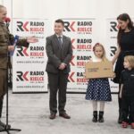 27.10.2021. Kielce. Rozstrzygnięcie konkursu Klubu Odkrywców Miejsc Pamięci. Na zdjęciu (od lewej): Dionizy Krawczyński - prezes Stowarzyszenia Rekonstrukcji Historycznych „Jodła”, Łukasz Pastuszyński - NBP, Emilia Borowska - 3 miejsce / Wiktor Taszłow / Radio Kielce