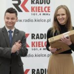 27.10.2021. Kielce. Rozstrzygnięcie konkursu Klubu Odkrywców Miejsc Pamięci. Na zdjęciu (od lewej): Łukasz Pastuszyński - NBP, Michalina Piasek - 2 miejsce / Wiktor Taszłow / Radio Kielce