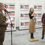 27.10.2021. Kielce. Rozstrzygnięcie konkursu Klubu Odkrywców Miejsc Pamięci. Na zdjęciu (od lewej): Dionizy Krawczyński - prezes Stowarzyszenia Rekonstrukcji Historycznych „Jodła”, Michalina Piasek - 2 miejsce, Piotr Kaczor - 1 miejsce / Wiktor Taszłow / Radio Kielce