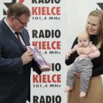 27.10.2021. Kielce. Rozstrzygnięcie konkursu Klubu Odkrywców Miejsc Pamięci. Na zdjęciu (od lewej): Jan Józef Kasprzyk - szef Urzędu do Spraw Kombatantów i Osób Represjonowanych, Michalina Piasek - 2 miejsce / Wiktor Taszłow / Radio Kielce