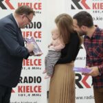 27.10.2021. Kielce. Rozstrzygnięcie konkursu Klubu Odkrywców Miejsc Pamięci. Na zdjęciu (od lewej): Jan Józef Kasprzyk - szef Urzędu do Spraw Kombatantów i Osób Represjonowanych, Michalina Piasek - 2 miejsce, Piotr Kaczor - 1 miejsce / Wiktor Taszłow / Radio Kielce