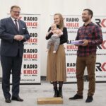 27.10.2021. Kielce. Rozstrzygnięcie konkursu Klubu Odkrywców Miejsc Pamięci. Na zdjęciu (od lewej): Jan Józef Kasprzyk - szef Urzędu do Spraw Kombatantów i Osób Represjonowanych, Michalina Piasek - 2 miejsce, Piotr Kaczor - 1 miejsce / Wiktor Taszłow / Radio Kielce