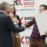 27.10.2021. Kielce. Rozstrzygnięcie konkursu Klubu Odkrywców Miejsc Pamięci. Na zdjęciu (od lewej): Zbigniew Koniusz - wojewoda świętokrzyski, Michalina Piasek - 2 miejsce, Piotr Kaczor - 1 miejsce / Wiktor Taszłow / Radio Kielce