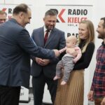 27.10.2021. Kielce. Rozstrzygnięcie konkursu Klubu Odkrywców Miejsc Pamięci. Na zdjęciu (od lewej): Jan Józef Kasprzyk - szef Urzędu do Spraw Kombatantów i Osób Represjonowanych, Janusz Knap - prezes Radia Kielce, Tomasz Jamka - członek zarządu Województwa Świętokrzyskiego, Michalina Piasek - 2 miejsce, Piotr Kaczor - 1 miejsce / Wiktor Taszłow / Radio Kielce