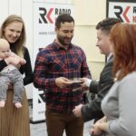 27.10.2021. Kielce. Rozstrzygnięcie konkursu Klubu Odkrywców Miejsc Pamięci. Na zdjęciu (od lewej): Michalina Piasek - 2 miejsce, Piotr Kaczor - 1 miejsce, Łukasz Pastuszyński - NBP, Małgorzata Gusta - członek zarządu powiatu włoszczowskiego / Wiktor Taszłow / Radio Kielce