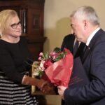 28.10.2021. Kielce. Inauguracja roku kultury oraz wręczenie świętokrzyskiej Nagrody Kultury. Na zdjęciu (od lewej): Ewa Kołomańska - historyk, muzealnik, kierownik Mauzoleum Martyrologii Wsi Polskich w Michniowie, Andrzej Bętkowski - marszałek województwa świętokrzyskiego / Wiktor Taszłow / Radio Kielce