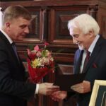 28.10.2021. Kielce. Inauguracja roku kultury oraz wręczenie świętokrzyskiej Nagrody Kultury. Na zdjęciu (od lewej): Andrzej Pruś - przewodniczący Sejmiku Województwa Świętokrzyskiego, Krzysztof Burek – inicjator i redaktor „Zeszytów Sandomierskich / Wiktor Taszłow / Radio Kielce