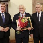 28.10.2021. Kielce. Inauguracja roku kultury oraz wręczenie świętokrzyskiej Nagrody Kultury. Na zdjęciu (od lewej): Andrzej Pruś - przewodniczący Sejmiku Województwa Świętokrzyskiego, Krzysztof Burek – inicjator i redaktor „Zeszytów Sandomierskich, Andrzej Bętkowski - marszałek województwa świętokrzyskiego / Wiktor Taszłow / Radio Kielce