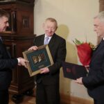 28.10.2021. Kielce. Inauguracja roku kultury oraz wręczenie świętokrzyskiej Nagrody Kultury. Na zdjęciu (od lewej): Andrzej Pruś - przewodniczący Sejmiku Województwa Świętokrzyskiego, Mieczysław Piotr Bąk – regionalista, dokumentalista, historyk promujący walory przyrodnicze i kulturowe regionu świętokrzyskiego, Andrzej Bętkowski - marszałek województwa świętokrzyskiego / Wiktor Taszłow / Radio Kielce