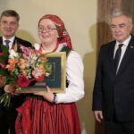 28.10.2021. Kielce. Inauguracja roku kultury oraz wręczenie świętokrzyskiej Nagrody Kultury. Na zdjęciu (od lewej): Andrzej Pruś - przewodniczący Sejmiku Województwa Świętokrzyskiego, Aleksandra Imosa - animatorka ruchu Kół Gospodyń Wiejskich na Ponidziu, Andrzej Bętkowski - marszałek województwa świętokrzyskiego / Wiktor Taszłow / Radio Kielce