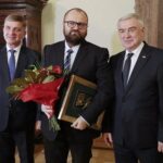 28.10.2021. Kielce. Inauguracja roku kultury oraz wręczenie świętokrzyskiej Nagrody Kultury. Na zdjęciu (od lewej): Andrzej Pruś - przewodniczący Sejmiku Województwa Świętokrzyskiego, Piotr Kletowski – filmoznawca, Andrzej Bętkowski - marszałek województwa świętokrzyskiego / Wiktor Taszłow / Radio Kielce