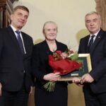 28.10.2021. Kielce. Inauguracja roku kultury oraz wręczenie świętokrzyskiej Nagrody Kultury. Na zdjęciu (od lewej): Andrzej Pruś - przewodniczący Sejmiku Województwa Świętokrzyskiego, Józefa Bucka – artystka ludowa, Andrzej Bętkowski - marszałek województwa świętokrzyskiego / Wiktor Taszłow / Radio Kielce