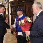 28.10.2021. Kielce. Inauguracja roku kultury oraz wręczenie świętokrzyskiej Nagrody Kultury. Na zdjęciu (od lewej): Andrzej Pruś - przewodniczący Sejmiku Województwa Świętokrzyskiego, Władysław Pedrycz „Ptosek” - muzykant, Andrzej Bętkowski - marszałek województwa świętokrzyskiego / Wiktor Taszłow / Radio Kielce