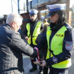 29.10.2021. Kielce. Akcja rozdawania odblasków przy kieleckim placu targowym. Na zdjęciu (od lewej): sierż. sztab. Tomasz Klimczewski - Komenda Miejska Policji w Kielcach i sierż. sztab. Małgorzata Pędzik - Komenda Miejska Policji w Kielcach / Wiktor Taszłow / Radio Kielce