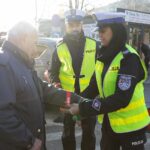 29.10.2021. Kielce. Akcja rozdawania odblasków przy kieleckim placu targowym. Na zdjęciu (od lewej): sierż. sztab. Tomasz Klimczewski - Komenda Miejska Policji w Kielcach i sierż. sztab. Małgorzata Pędzik - Komenda Miejska Policji w Kielcach / Wiktor Taszłow / Radio Kielce