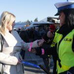 29.10.2021. Kielce. Akcja rozdawania odblasków przy kieleckim placu targowym. Na zdjęciu (po prawej): sierż. sztab. Małgorzata Pędzik - Komenda Miejska Policji w Kielcach / Wiktor Taszłow / Radio Kielce