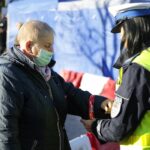 29.10.2021. Kielce. Akcja rozdawania odblasków przy kieleckim placu targowym. Na zdjęciu (po prawej): sierż. sztab. Małgorzata Pędzik - Komenda Miejska Policji w Kielcach / Wiktor Taszłow / Radio Kielce