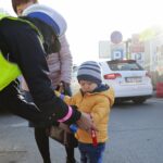 29.10.2021. Kielce. Akcja rozdawania odblasków przy kieleckim placu targowym / Wiktor Taszłow / Radio Kielce