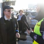 29.10.2021. Kielce. Akcja rozdawania odblasków przy kieleckim placu targowym. Na zdjęciu (po prawej): sierż. sztab. Małgorzata Pędzik - Komenda Miejska Policji w Kielcach / Wiktor Taszłow / Radio Kielce