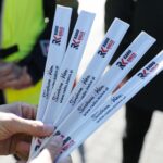 29.10.2021. Kielce. Akcja rozdawania odblasków przy Cmentarzu Starym / Wiktor Taszłow / Radio Kielce