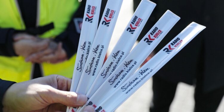 Będziemy rozdawać odblaski - Radio Kielce 29.10.2021. Kielce. Akcja rozdawania odblasków przy Cmentarzu Starym / Wiktor Taszłow / Radio Kielce