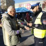 29.10.2021. Kielce. Akcja rozdawania odblasków przy kieleckim placu targowym. Na zdjęciu (po prawej): sierż. sztab. Tomasz Klimczewski - Komenda Miejska Policji w Kielcach / Wiktor Taszłow / Radio Kielce