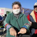 29.10.2021. Kielce. Akcja rozdawania odblasków przy kieleckim placu targowym / Wiktor Taszłow / Radio Kielce