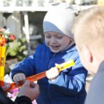 29.10.2021. Kielce. Akcja rozdawania odblasków przy Cmentarzu Starym / Wiktor Taszłow / Radio Kielce