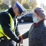 29.10.2021. Kielce. Akcja rozdawania odblasków przy Cmentarzu Starym. Na zdjęciu (po lewej): asp. Mateusz Wójcik - Komenda Miejska Policji w Kielcach / Wiktor Taszłow / Radio Kielce