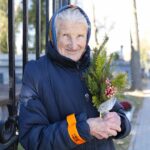 29.10.2021. Kielce. Akcja rozdawania odblasków przy Cmentarzu Starym / Wiktor Taszłow / Radio Kielce