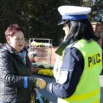 29.10.2021. Kielce. Akcja rozdawania odblasków przy Cmentarzu Starym. Na zdjęciu (po prawej): sierż. sztab. Małgorzata Pędzik - Komenda Miejska Policji w Kielcach / Wiktor Taszłow / Radio Kielce