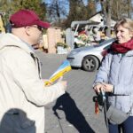 29.10.2021. Kielce. Akcja rozdawania odblasków przy Cmentarzu Starym. Na zdjęciu (po lewej): Rafał Szymczyk - Radio Kielce / Wiktor Taszłow / Radio Kielce