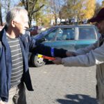 29.10.2021. Kielce. Akcja rozdawania odblasków przy Cmentarzu Starym. Na zdjęciu (po prawej): Rafał Szymczyk - Radio Kielce / Wiktor Taszłow / Radio Kielce