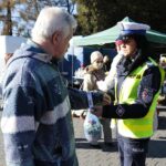 29.10.2021. Kielce. Akcja rozdawania odblasków przy Cmentarzu Starym. Na zdjęciu (po prawej): sierż. sztab. Małgorzata Pędzik - Komenda Miejska Policji w Kielcach / Wiktor Taszłow / Radio Kielce