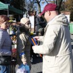 29.10.2021. Kielce. Akcja rozdawania odblasków przy Cmentarzu Starym. Na zdjęciu (po prawej): Rafał Szymczyk - Radio Kielce / Wiktor Taszłow / Radio Kielce