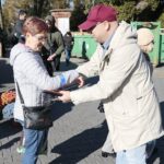 29.10.2021. Kielce. Akcja rozdawania odblasków przy Cmentarzu Starym. Na zdjęciu (po prawej): Rafał Szymczyk - Radio Kielce / Wiktor Taszłow / Radio Kielce