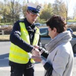 29.10.2021. Kielce. Akcja rozdawania odblasków przy Cmentarzu Starym. Na zdjęciu (po lewej): podkom. Mariusz Bednarski - Wydział Ruchu Drogowego Komendy Wojewódzkiej Policji w Kielcach / Wiktor Taszłow / Radio Kielce