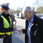 29.10.2021. Kielce. Akcja rozdawania odblasków przy Cmentarzu Starym. Na zdjęciu (po lewej): asp. Mateusz Wójcik - Komenda Miejska Policji w Kielcach / Wiktor Taszłow / Radio Kielce