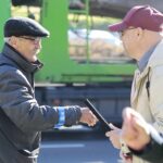 29.10.2021. Kielce. Akcja rozdawania odblasków przy Cmentarzu Starym. Na zdjęciu (po prawej): Rafał Szymczyk - Radio Kielce / Wiktor Taszłow / Radio Kielce