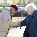 29.10.2021. Kielce. Akcja rozdawania odblasków przy Cmentarzu Starym. Na zdjęciu (po lewej): Rafał Szymczyk - Radio Kielce / Wiktor Taszłow / Radio Kielce