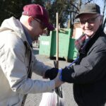 29.10.2021. Kielce. Akcja rozdawania odblasków przy Cmentarzu Starym. Na zdjęciu (po lewej): Rafał Szymczyk - Radio Kielce / Wiktor Taszłow / Radio Kielce