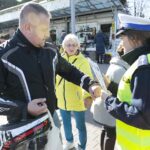 29.10.2021. Cedzyna. Akcja rozdawania odblasków przy cmentarzu. Na zdjęciu (po prawej): mł. asp. Joanna Żelezik - Komenda Wojewódzka Policji w Kielcach / Wiktor Taszłow / Radio Kielce