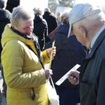 29.10.2021. Cedzyna. Akcja rozdawania odblasków przy cmentarzu / Wiktor Taszłow / Radio Kielce