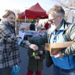29.10.2021. Cedzyna. Akcja rozdawania odblasków przy cmentarzu. Na zdjęciu (po prawej): Marek Cender - Radio Kielce i sierż. Dariusz Nyga - Wydział Ruchu Drogowego Komendy Miejskiej Policji / Wiktor Taszłow / Radio Kielce