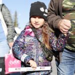 29.10.2021. Cedzyna. Akcja rozdawania odblasków przy cmentarzu / Wiktor Taszłow / Radio Kielce