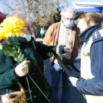 29.10.2021. Cedzyna. Akcja rozdawania odblasków przy cmentarzu. Na zdjęciu (po prawej): mł. asp. Joanna Żelezik - Komenda Wojewódzka Policji w Kielcach / Wiktor Taszłow / Radio Kielce