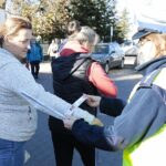 29.10.2021. Cedzyna. Akcja rozdawania odblasków przy cmentarzu. Na zdjęciu (po prawej): mł. asp. Joanna Żelezik - Komenda Wojewódzka Policji w Kielcach / Wiktor Taszłow / Radio Kielce