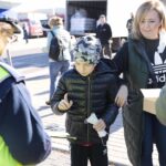 29.10.2021. Cedzyna. Akcja rozdawania odblasków przy cmentarzu. Na zdjęciu (po lewej): mł. asp. Joanna Żelezik - Komenda Wojewódzka Policji w Kielcach / Wiktor Taszłow / Radio Kielce